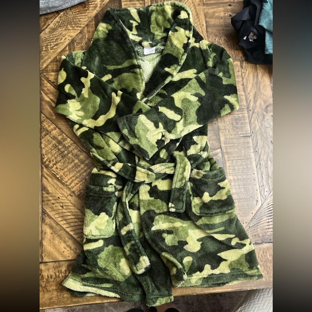 Boys S (6-7) camo robe